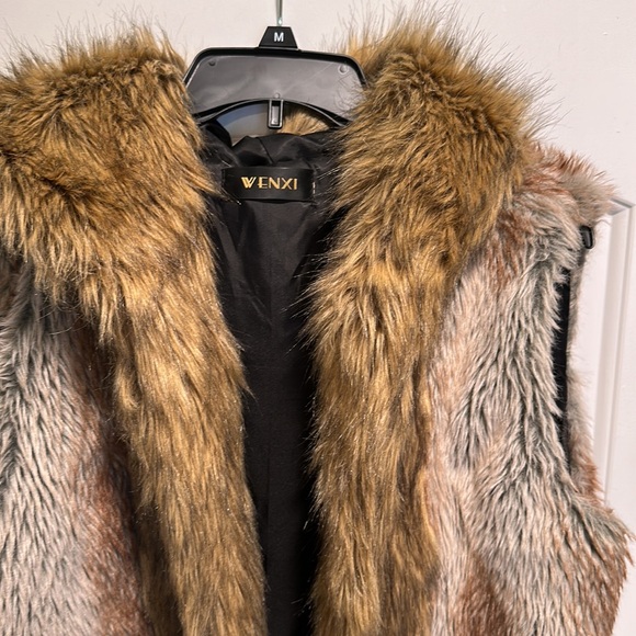 Faux fur hooded vest - Picture 2 of 3